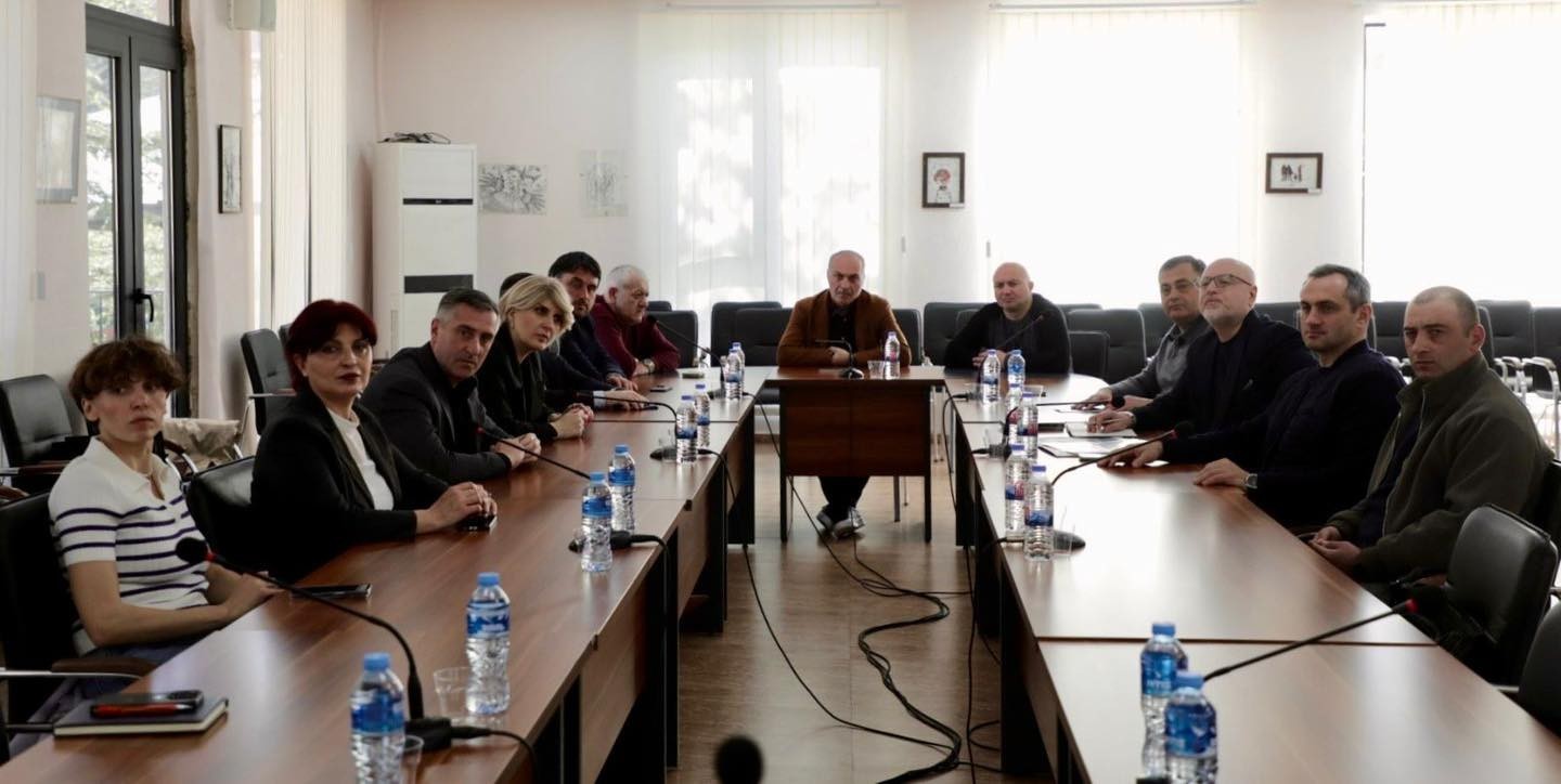 ონის მუნიციპალიტეტში, რაჭის ეროვნული პარკის განვითარების საკითხებზე დაცული ტერიტორიების სააგენტოს ხელმძღვანელ პირებსა და ადგილობრივი ხელისუფლების წარმომადგენლებს შორის სამუშაო შეხვედრა გაიმართა